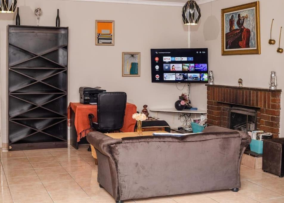 Birdville Bnb Guest House ハボローネ エクステリア 写真