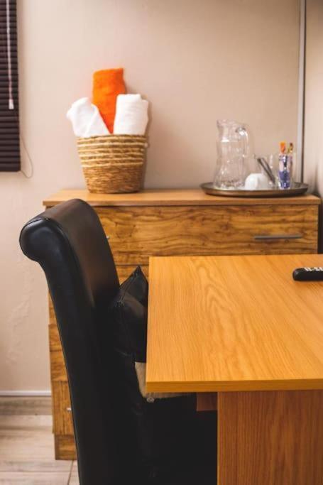 Birdville Bnb Guest House ハボローネ エクステリア 写真