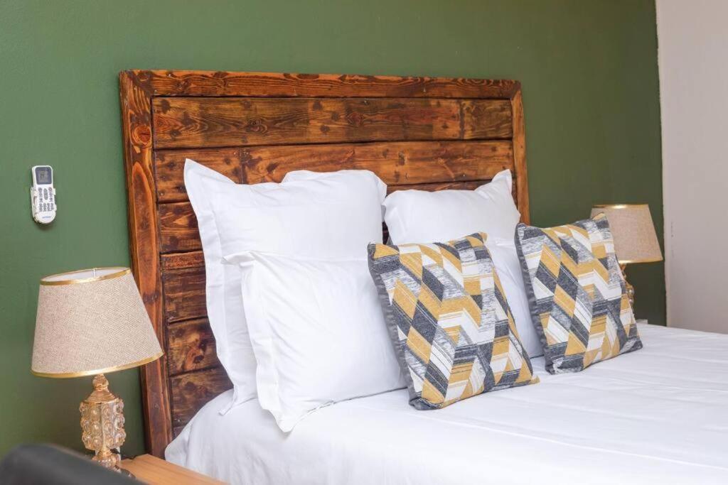 Birdville Bnb Guest House ハボローネ エクステリア 写真